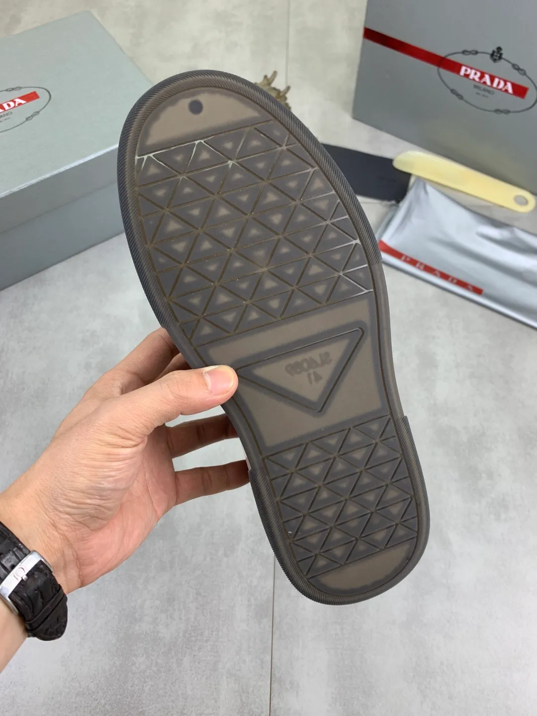 Men's Men's Shoes 💰P600 💰【New Style】 The latest model of high-quality PRADA classic men's shoes has been launched on the official website at 1:1, synchronized in Hong Kong, and on the same catwalk; all made of calfskin➕imported cowhide lining, 🍡🍡original rubber outsole, non-slip and wear-resistant; comfortable on the feet, attractive style, fine workmanship, and simple and neat shoe lasts, showing the courage and toughness of men, 👍Size: 39-44 (45 can be customized) black White color🉑️choose